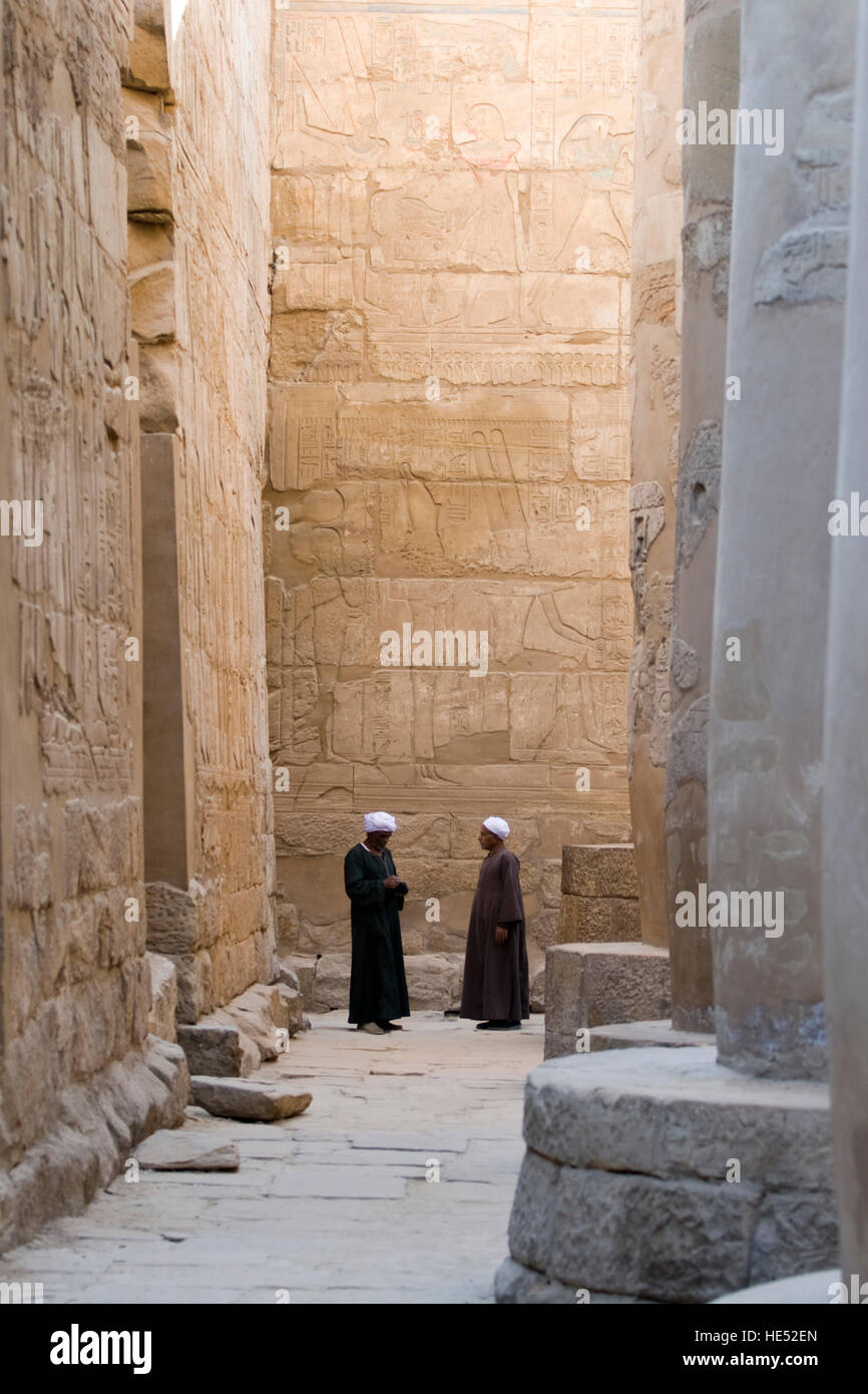 Tempio musulmano guide nella Grande Sala Hypostyle, i Templi di Karnak e Luxor, la Valle del Nilo, Egitto, Africa Foto Stock