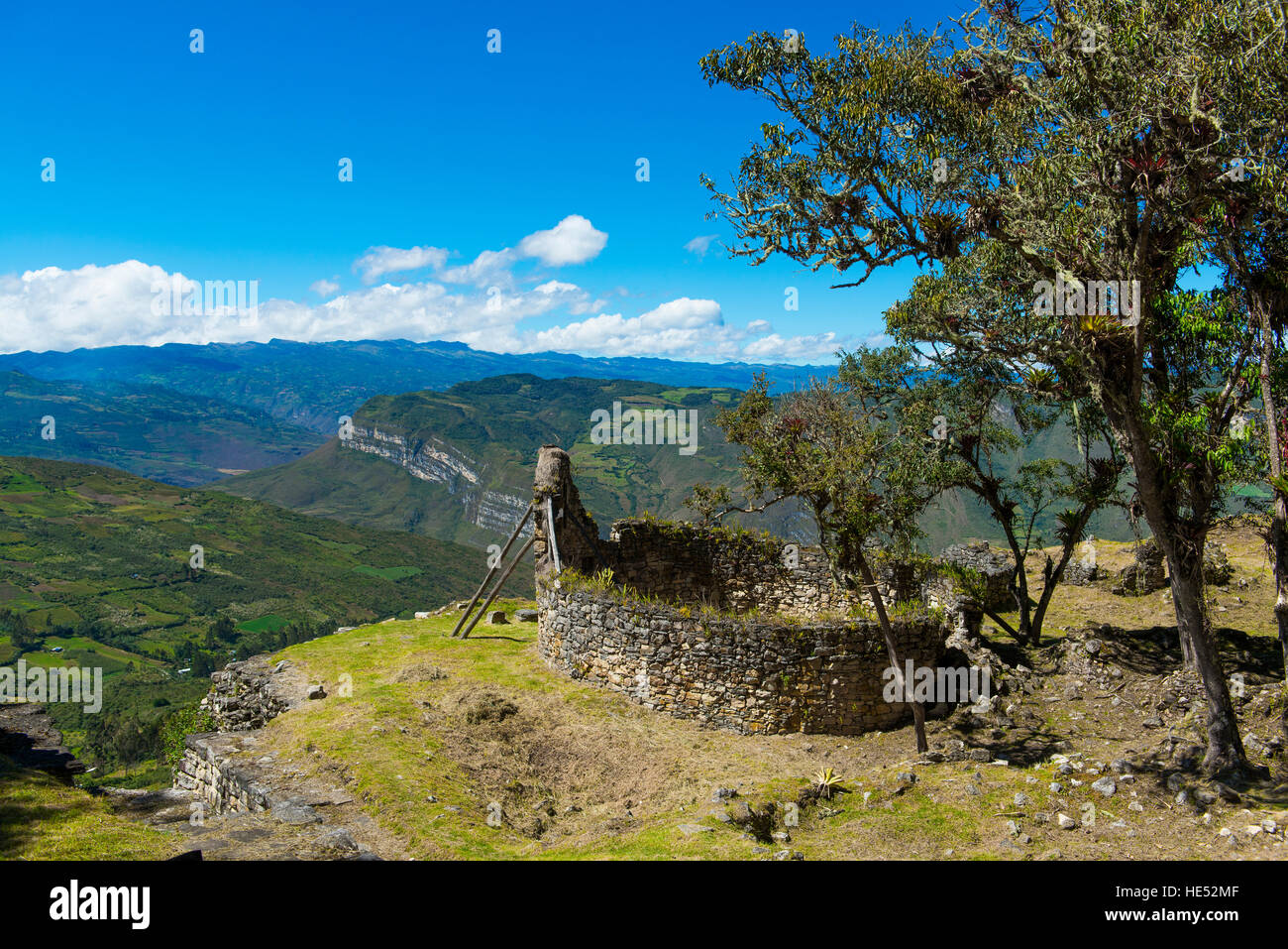 Rovine della casa rotonda, Kuelap fortezza, Chachapoyas, Luya Provincia, Ande del Perù Foto Stock