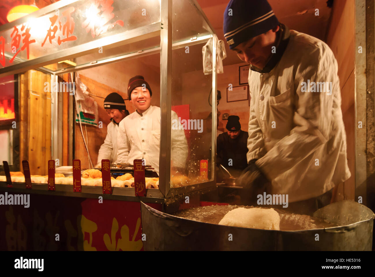 Lanzhou: stand alimentari di sera, Gansu, Cina Foto Stock