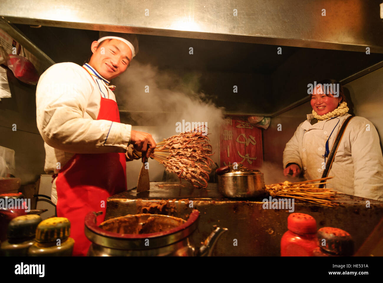 Lanzhou: stand di cibo la sera; Calamaro Pesci su spiedini, Gansu, Cina Foto Stock