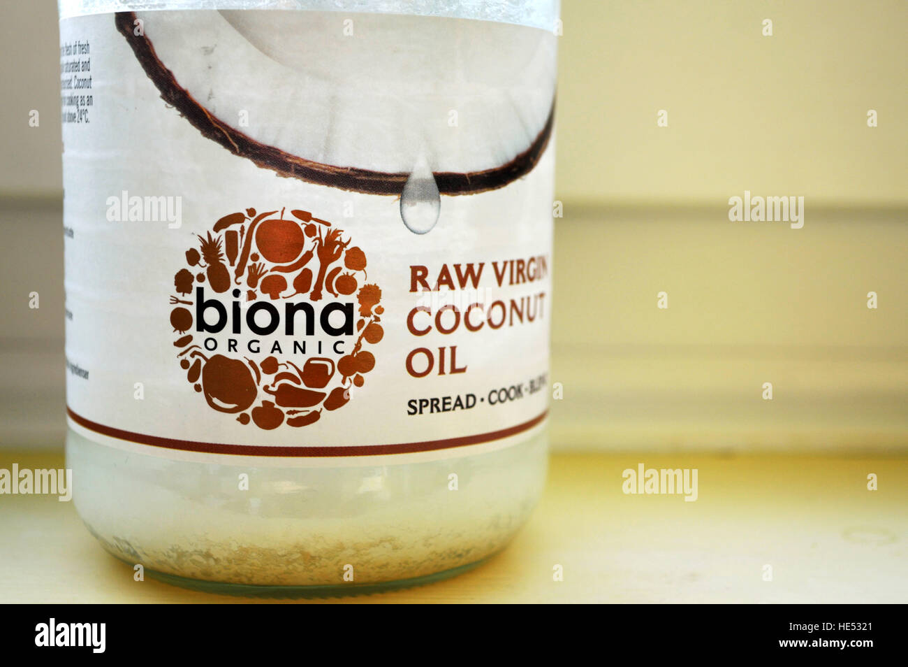 Un vasetto di Biona organici di olio di noce di cocco Foto Stock