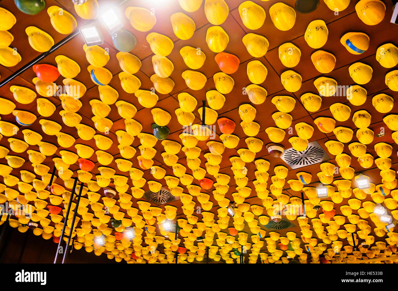 Hardhats sul soffitto della solidarietà europea, centro di Danzica Foto Stock