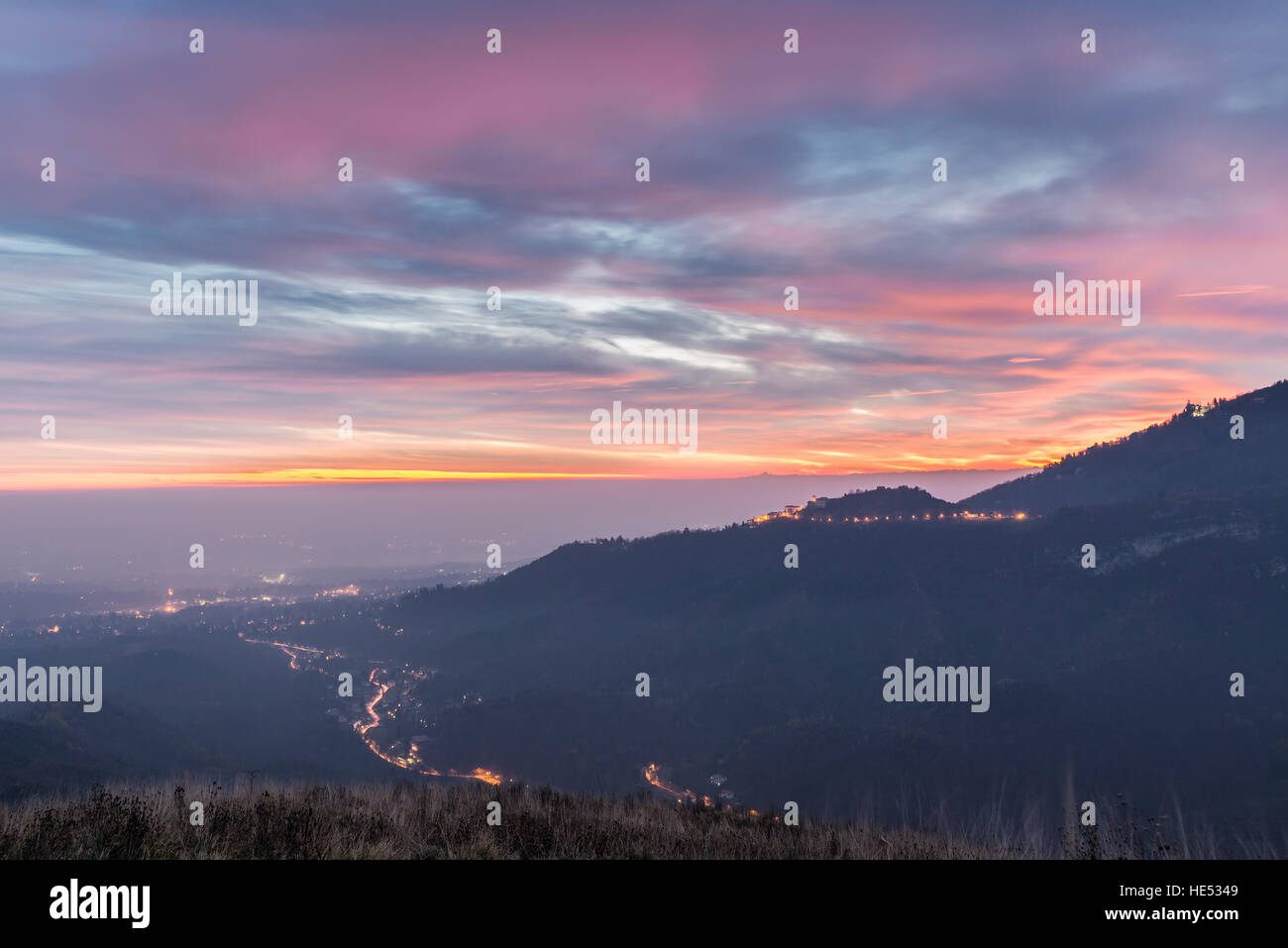 Sacro Monte di Santa Maria del Monte), Varese e la Valle del Po, Italia. Sullo sfondo la catena delle Alpi con il Monviso Foto Stock
