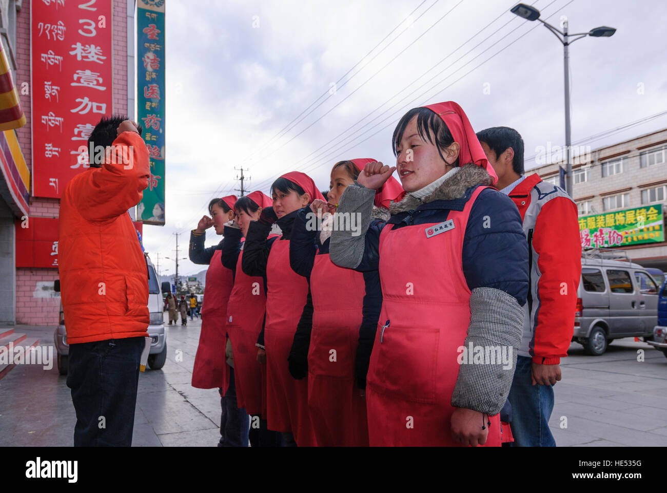 Lhasa: i dipendenti di un supermercato cinese a Apell prima del servizio, Tibet, Cina Foto Stock