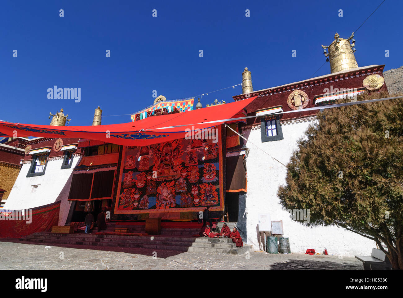 Lhasa: il Monastero di Sera; sieri Je-Faculty; sospesi Thangka (roll immagine), Tibet, Cina Foto Stock