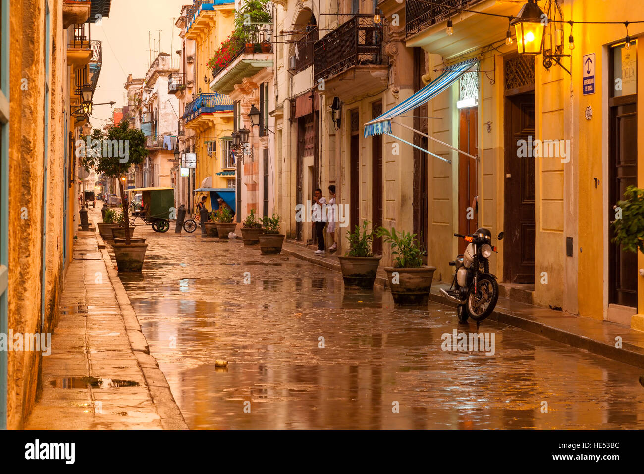 Una strada nella Vecchia Havana dopo la pioggia vicino a Plaza Vieja. Vecchia Havana, Cuba. Foto Stock