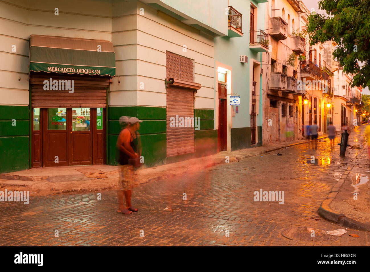 Una strada nella Vecchia Havana dopo la pioggia nei pressi di Plaza de San Francisco. Vecchia Havana, Cuba. Foto Stock