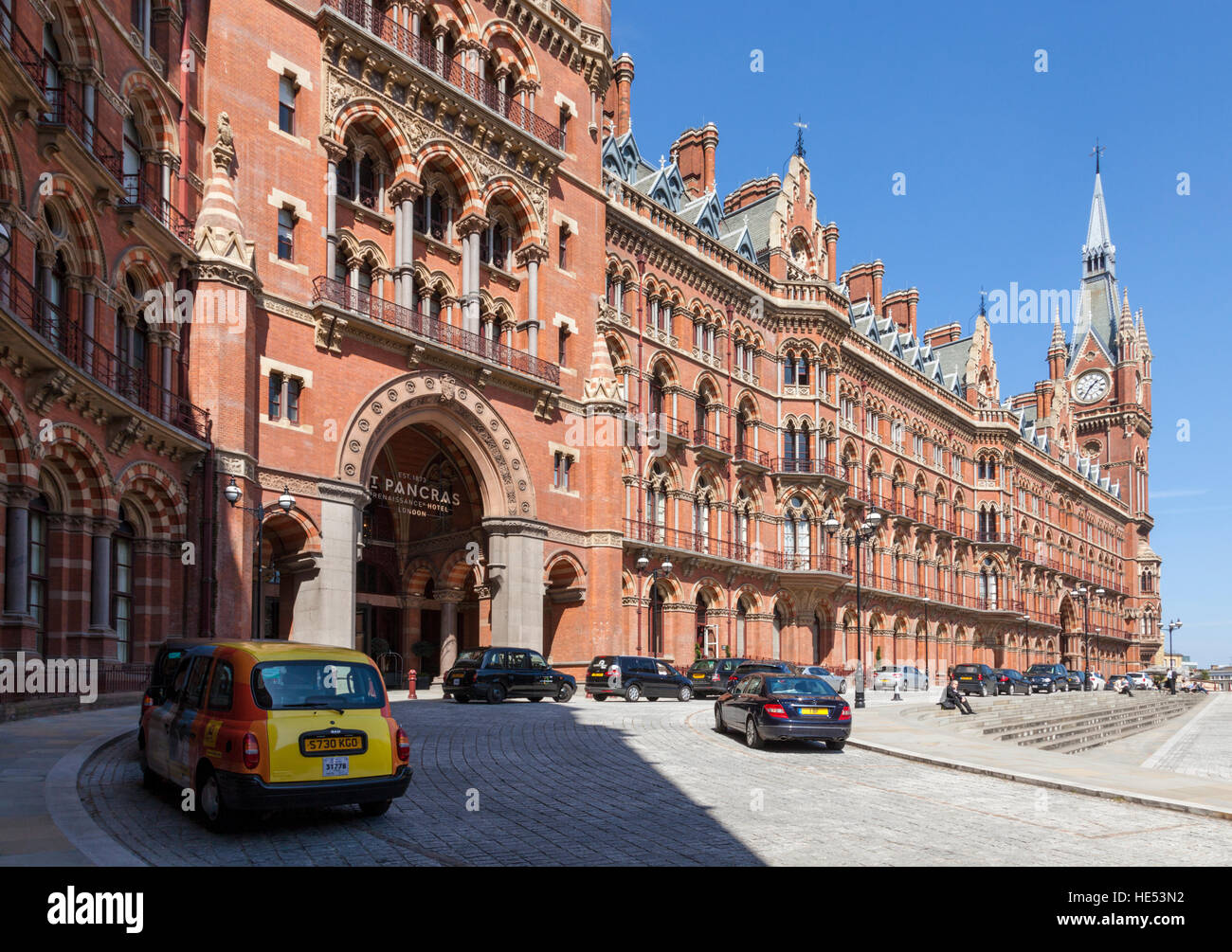 Esterno e ingresso dalla stazione ferroviaria internazionale di St Pancras, London, England, Regno Unito Foto Stock