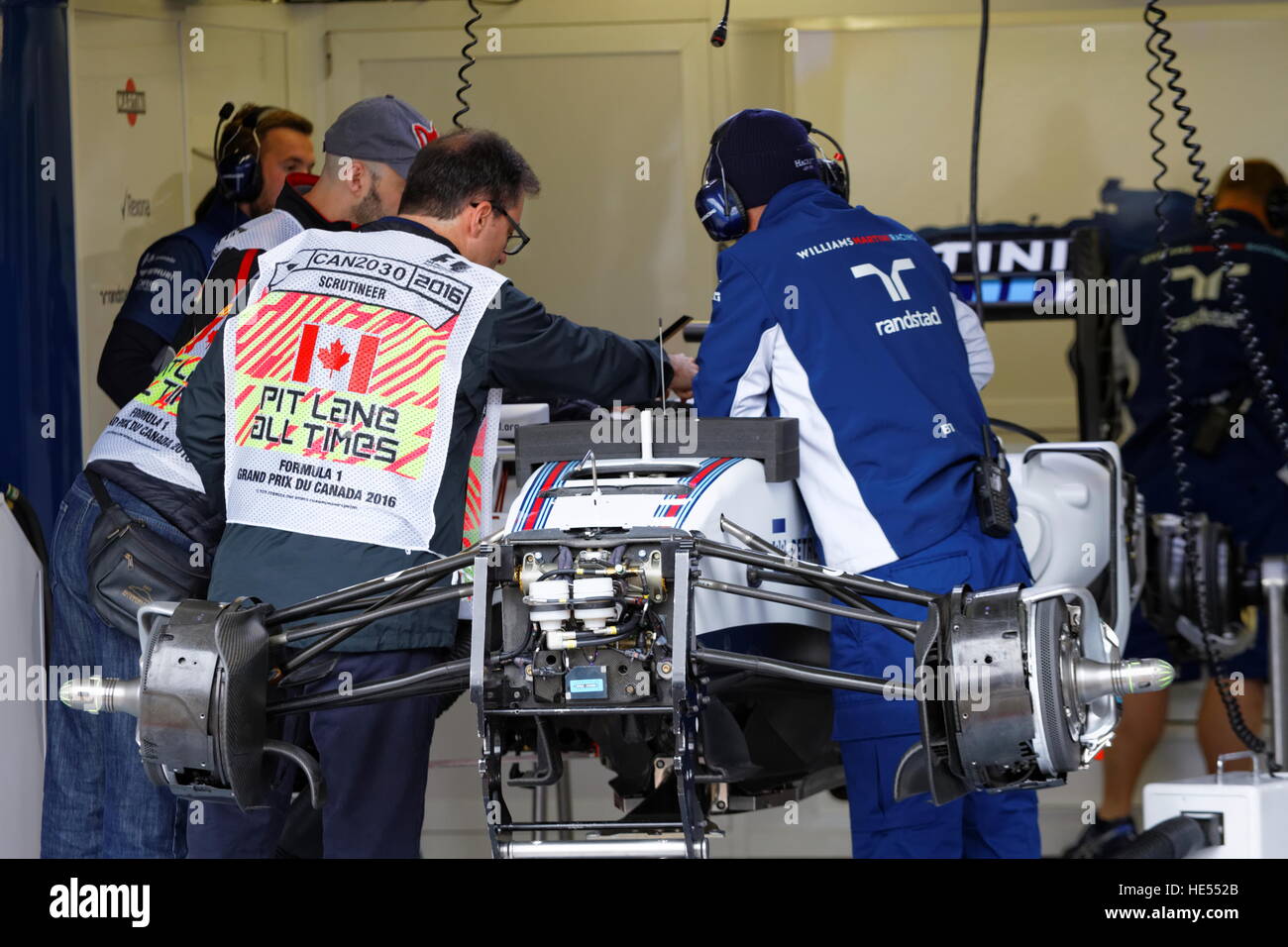 Scrutatori ispezione di Felipe Massa (BRA) per Williams Martini Racing al Gran Premio del Canada a Montreal, Quebec Foto Stock