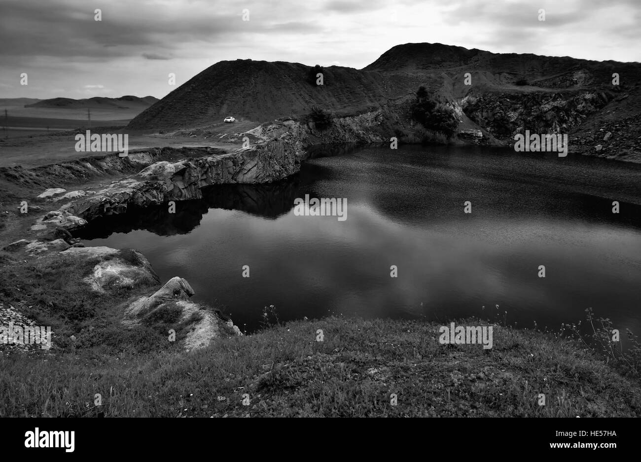 Un lago artificiale realizzato in un marmo abbandonate pit in Romania, dobrogea montagne Foto Stock