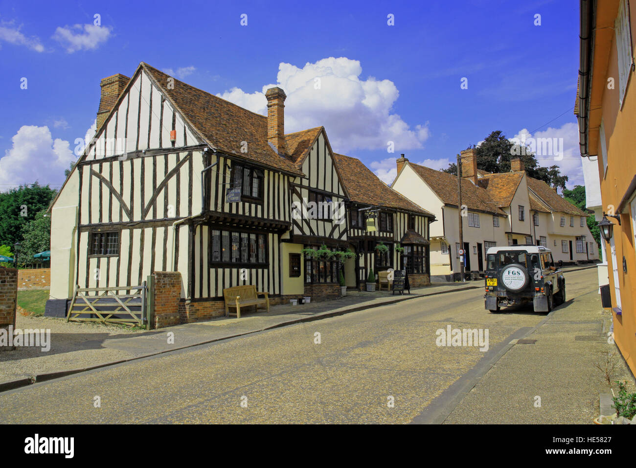 Land Rover Defender parcheggiato nella strada di fronte al bell inn nel pittoresco villaggio di Kersey Suffolk in Inghilterra Foto Stock