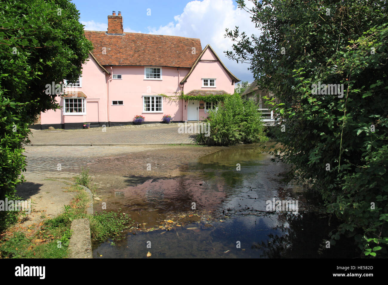 Ford nel fiume attraverso la strada nel villaggio di Kersey in constable country Suffolk in Inghilterra Foto Stock