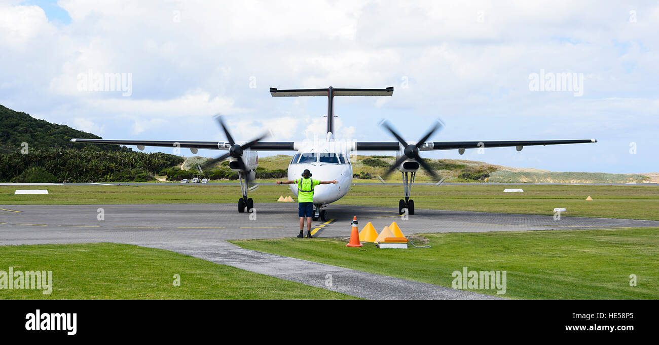 Personale di terra segnalazione a un QantasLink de Havilland DHC-8 200 serie Dash 8 aeromobili, Isola di Lord Howe, Nuovo Galles del Sud, NSW, Australia Foto Stock