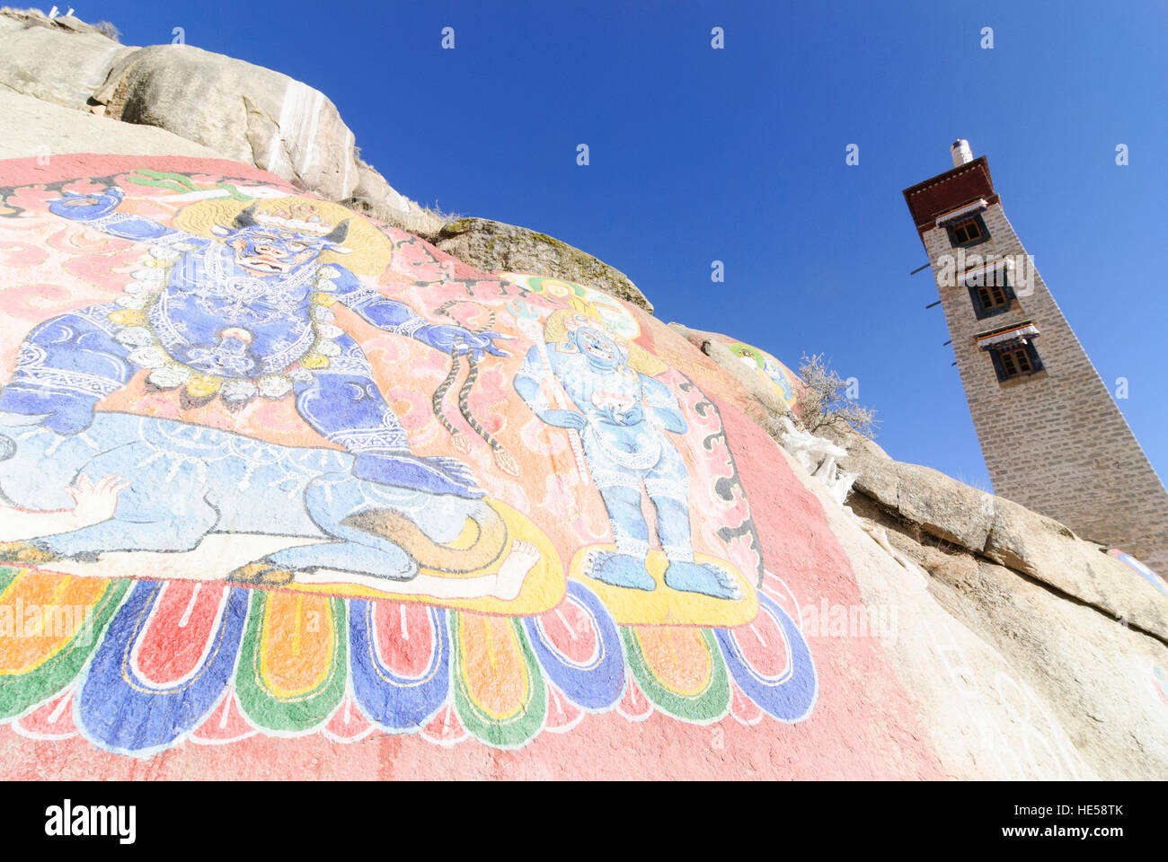 Lhasa: il Monastero di Sera;pitture rupestri: divinità custode Dorje Jigje con una testa di toro calpesta un toro che ha reso confortevole su un uomo, Thangka ( Foto Stock