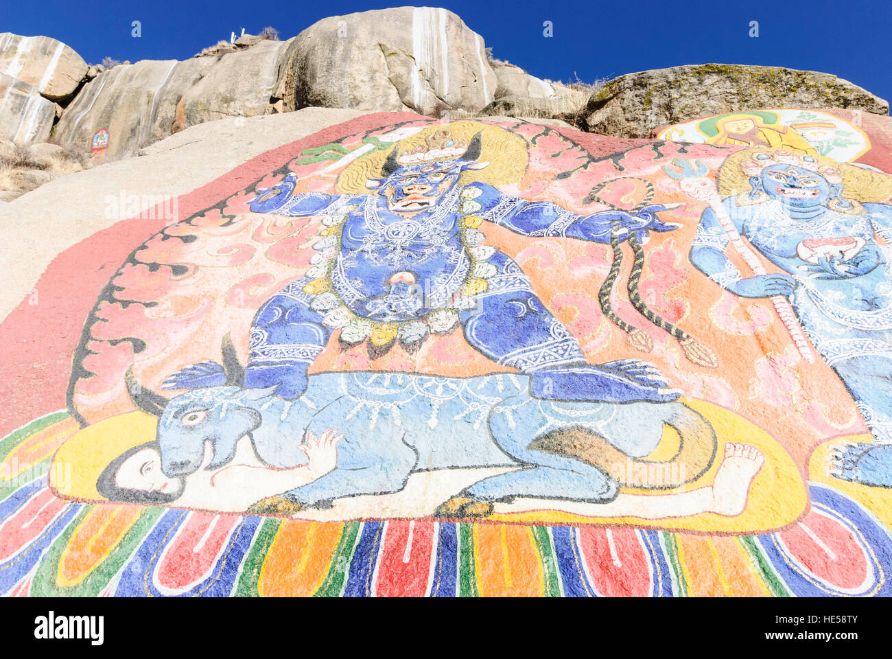 Lhasa: il Monastero di Sera; pitture rupestri: divinità custode Dorje Jigje con una testa di toro calpesta un toro che ha reso confortevole su un uomo, Tibet, Ch Foto Stock