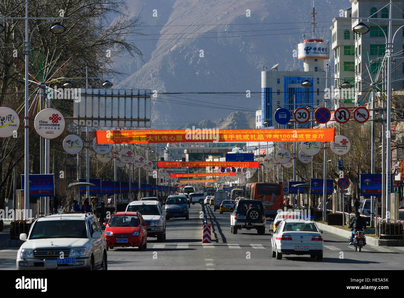 Lhasa: strada principale in cinese Città Nuova, Tibet, Cina Foto Stock