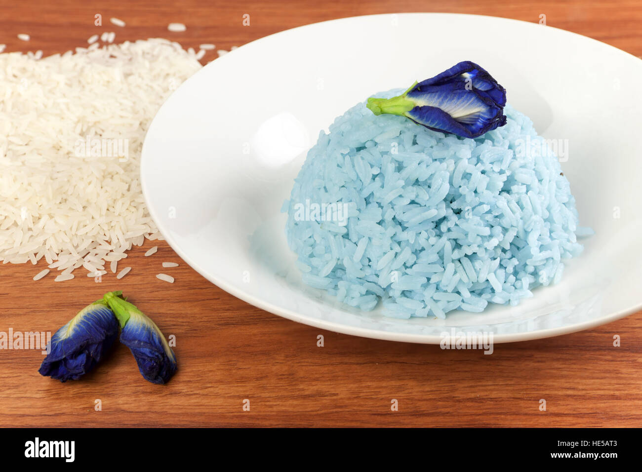 Riso blu cucinare da Butterfly fiore di pisello (Clitoria ternatea L) nel piatto bianco. Il riso è un colorato e fiori profumati e buona per la salute. Foto Stock
