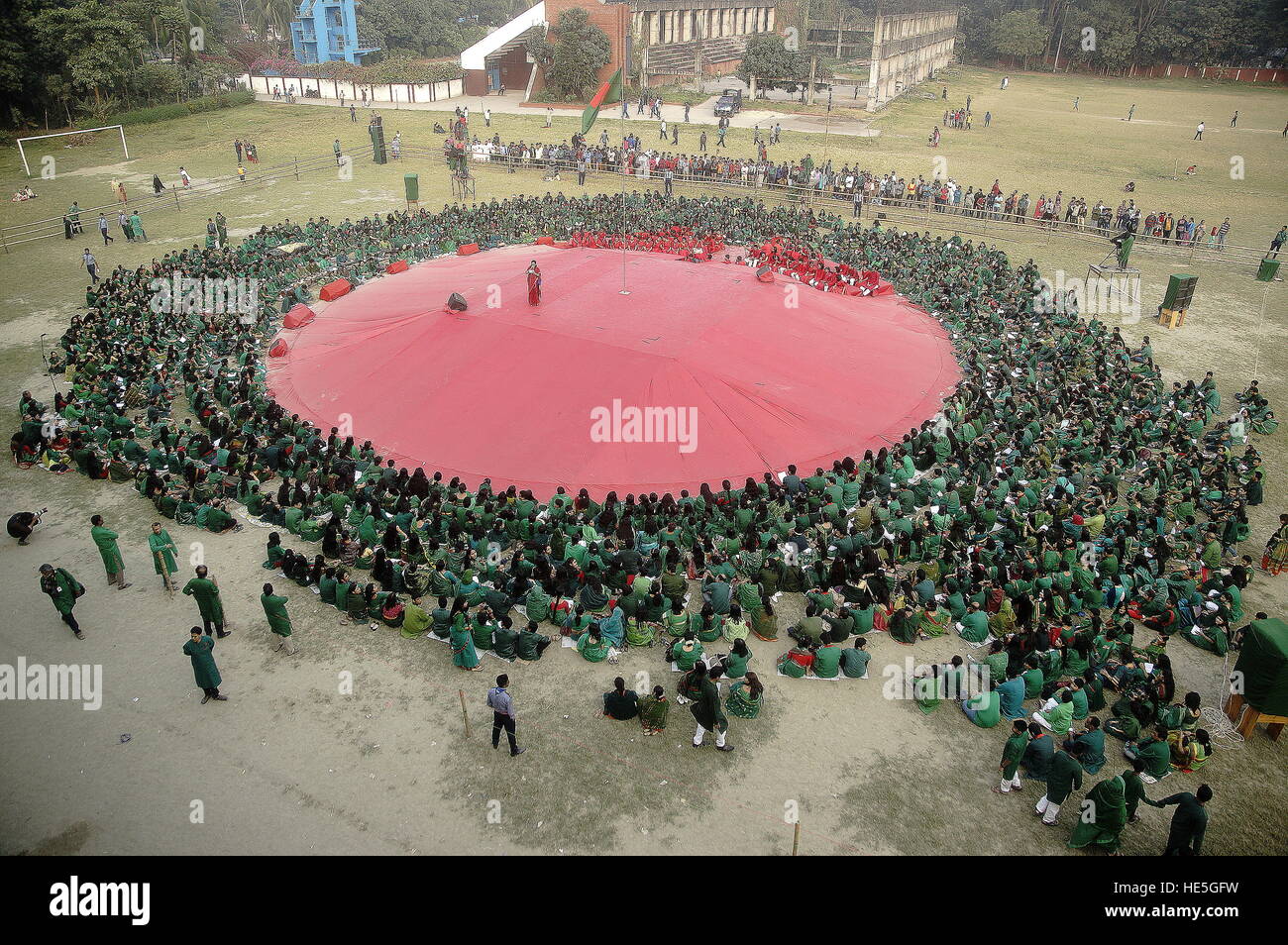 Dacca in Bangladesh. Xvi Dec, 2016. La cultura del Bangladesh attivisti si esegue per celebrare il quarantacinquesimo giorno della vittoria a Shahbag a Dhaka. Bangladesh festeggia il suo quarantacinquesimo vittoria il venerdì giorno di Dhaka. Bangladesh ottiene la vittoria su dicembre 16, dopo nove mesi di guerra con il Pakistan army nel 1971. © Md. Mehedi Hasan/Pacific Press/Alamy Live News Foto Stock