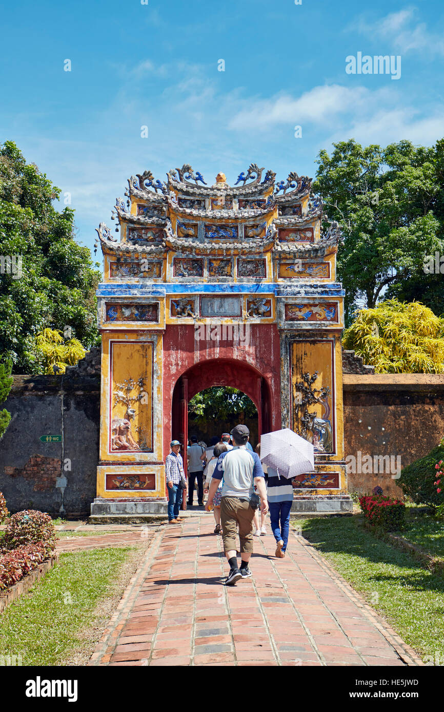 Le persone camminare verso il cancello di ingresso alla appeso al Mieu Tempio. Città Imperiale (Cittadella), tonalità, Vietnam. Foto Stock