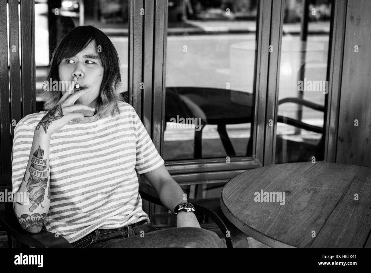 Gli uomini di fumare sigarette pausa caffè concetto Casual Foto Stock