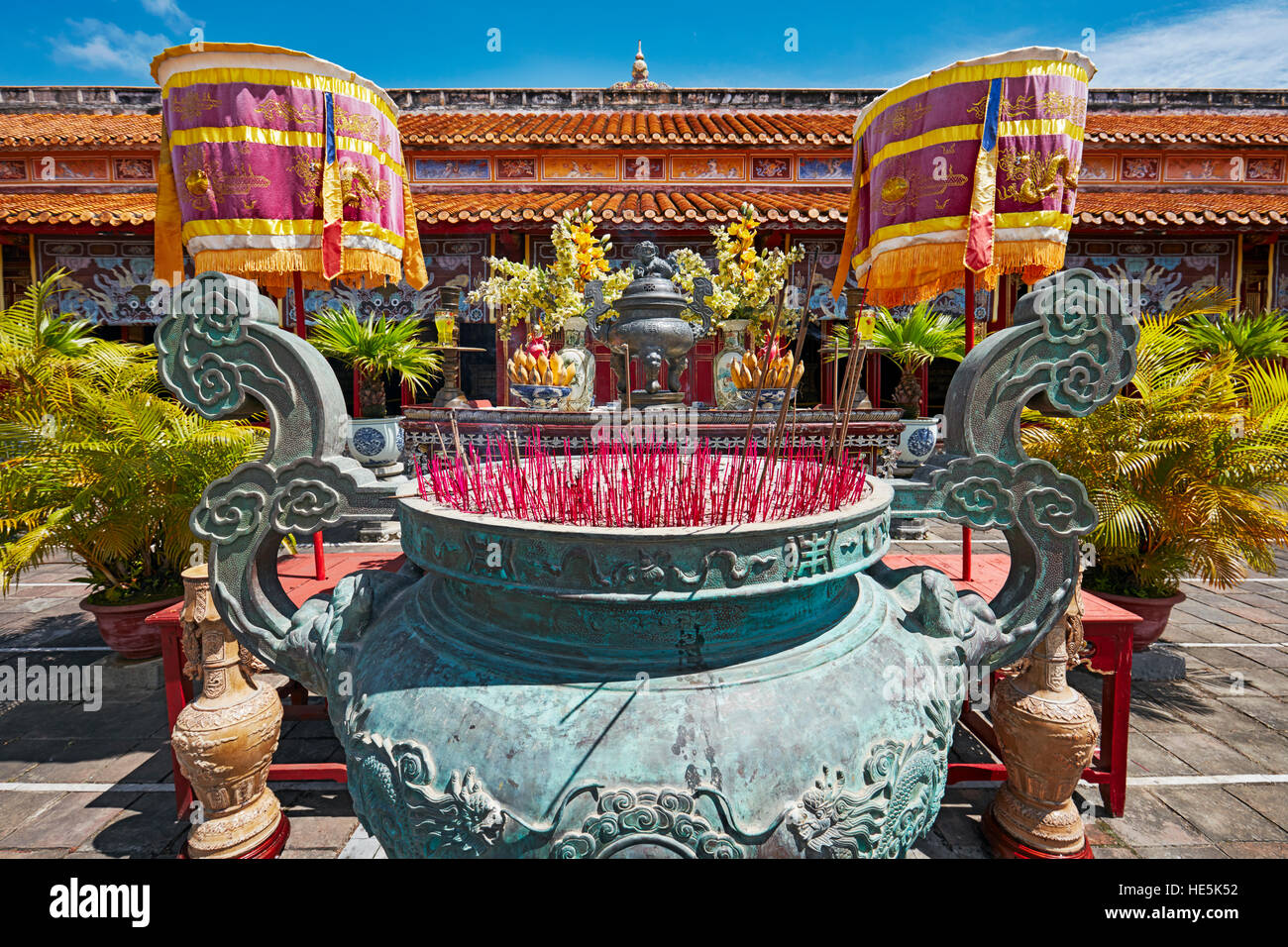 Urna di bronzo al Mieu al tempio. Città Imperiale (Cittadella), tonalità, Vietnam. Foto Stock