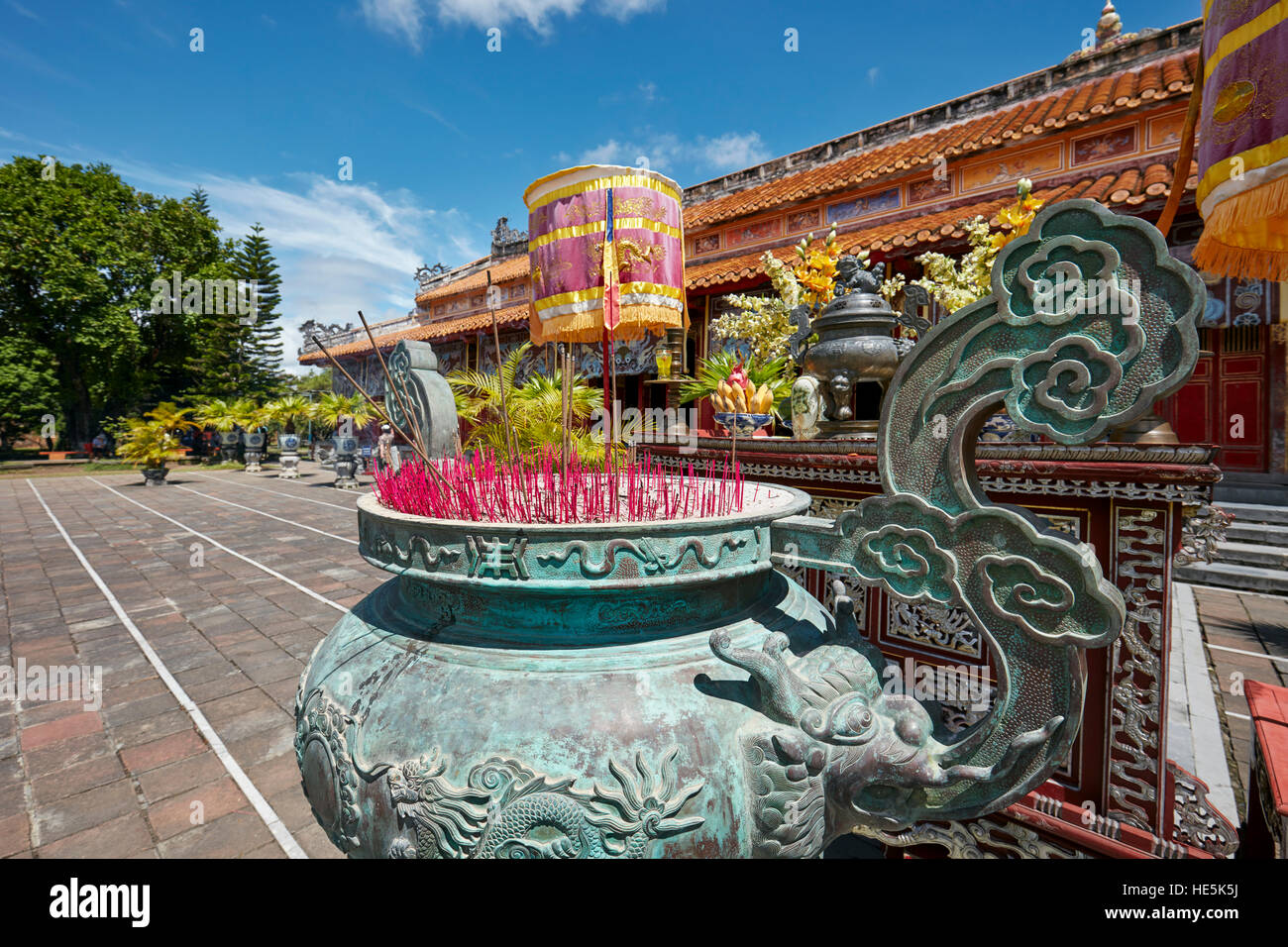 Urna di bronzo al Mieu al tempio. Città Imperiale (Cittadella), tonalità, Vietnam. Foto Stock