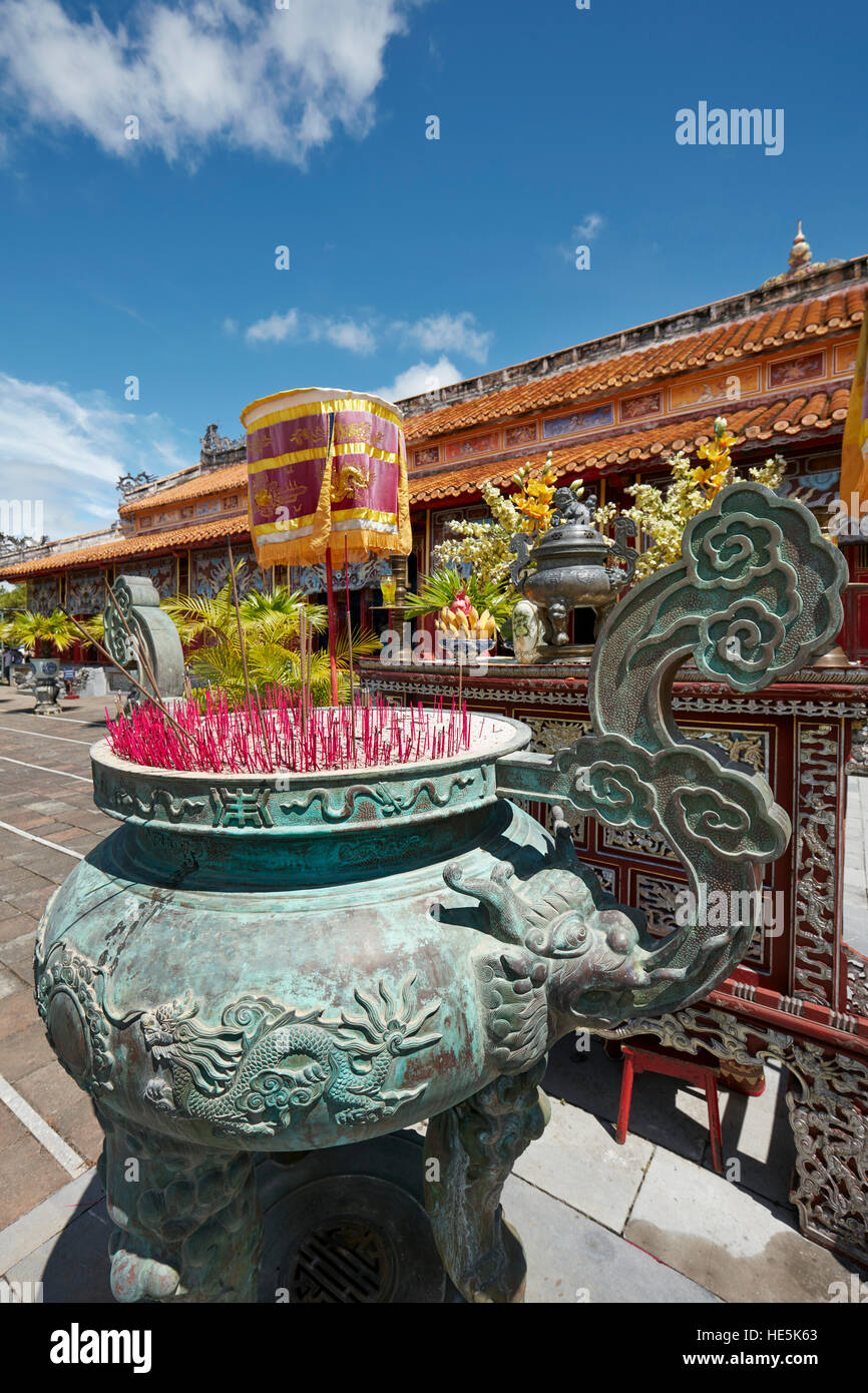 Urna di bronzo al Mieu al tempio. Città Imperiale (Cittadella), tonalità, Vietnam. Foto Stock