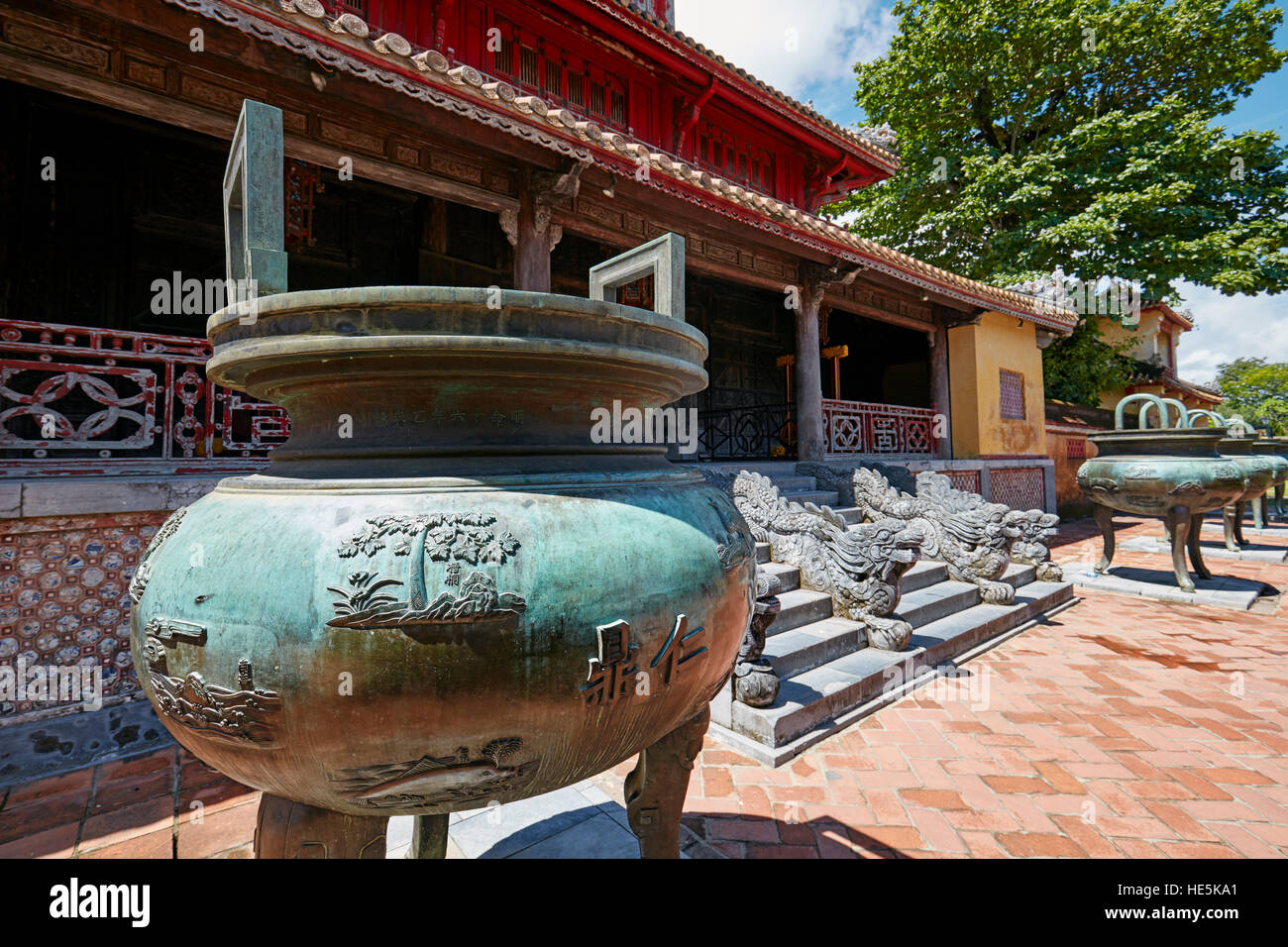 Nove urne dinastiche all'Hien Lam Pavilion (Padiglione della venuta gloriosa). Città Imperiale (Cittadella), tonalità, Vietnam. Foto Stock