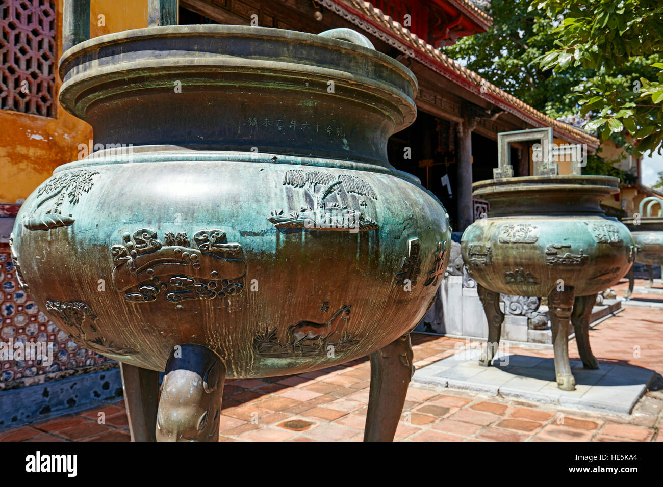 Nove urne dinastiche all'Hien Lam Pavilion (Padiglione della venuta gloriosa). Città Imperiale (Cittadella), tonalità, Vietnam. Foto Stock