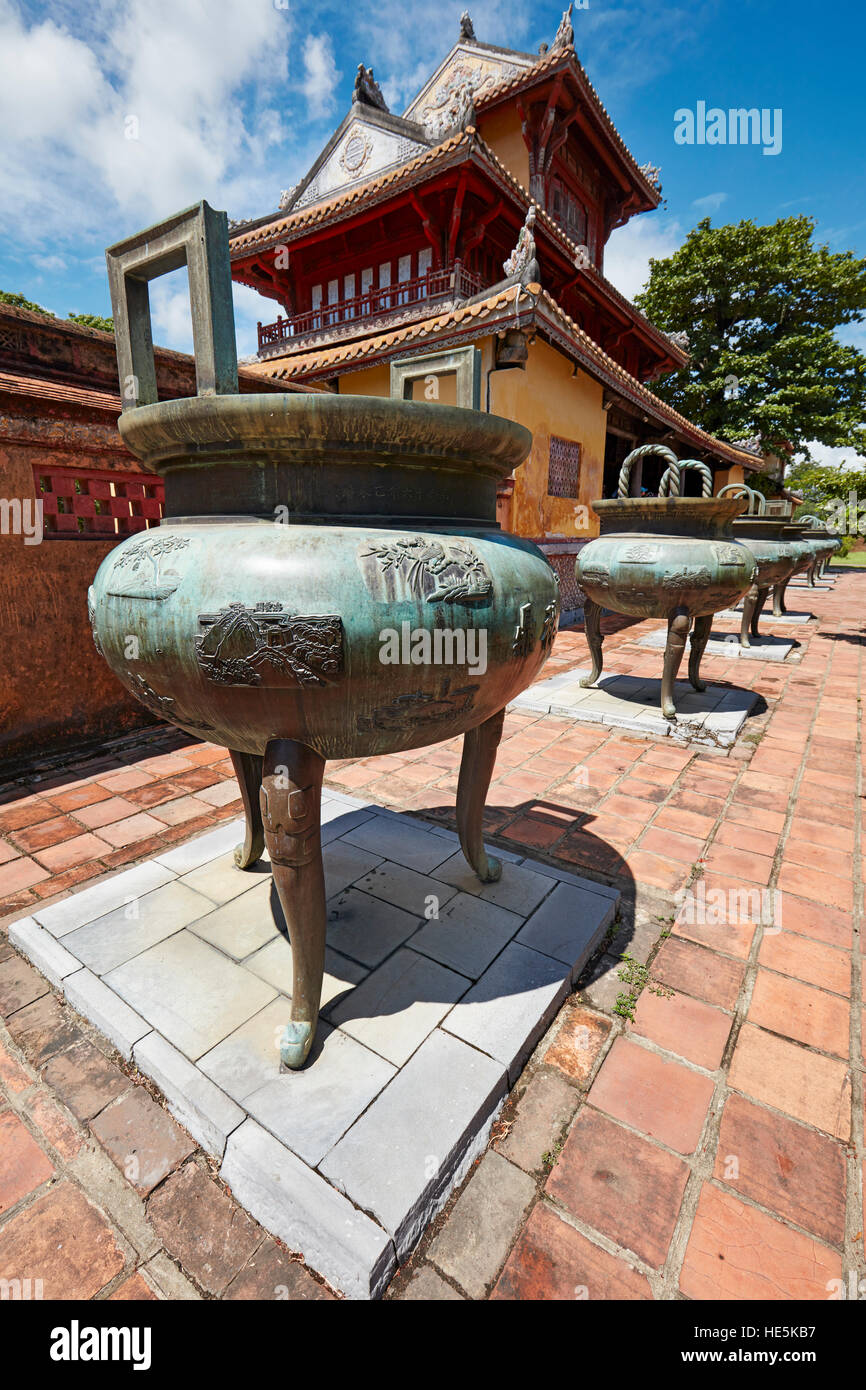 Nove urne dinastiche all'Hien Lam Pavilion (Padiglione della venuta gloriosa). Città Imperiale (Cittadella), tonalità, Vietnam. Foto Stock
