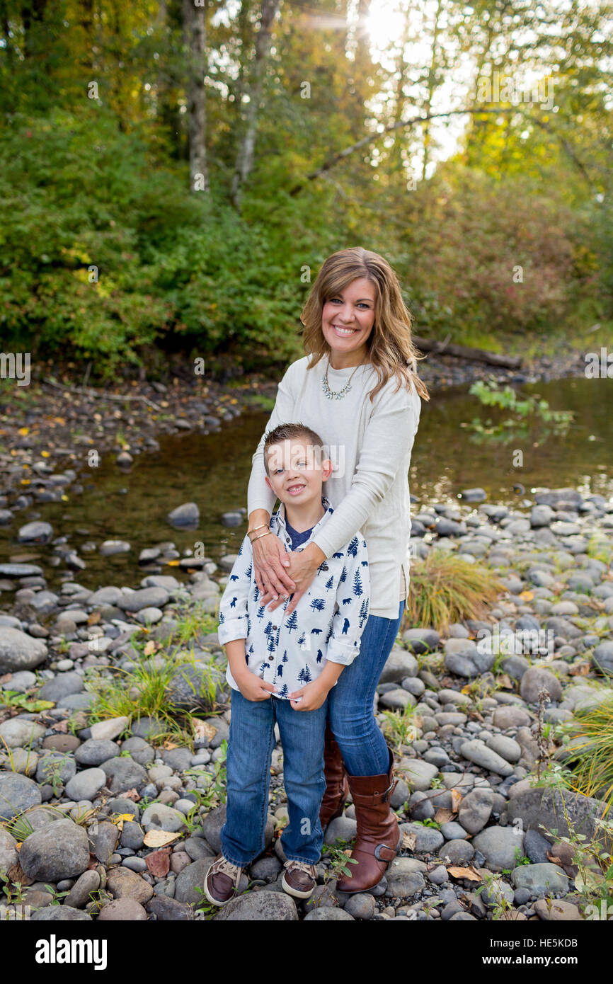 Ritratto di uno stile di vita di un giovane ragazzo e sua madre lungo le rive del fiume McKenzie in Oregon. Foto Stock