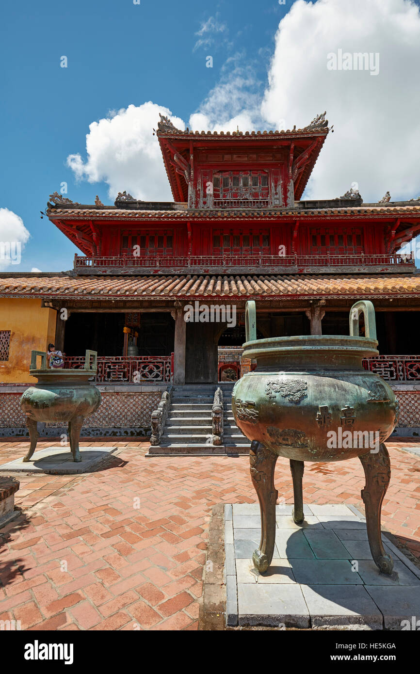 Nove urne dinastiche all'Hien Lam Pavilion (Padiglione della venuta gloriosa). Città Imperiale (Cittadella), tonalità, Vietnam. Foto Stock