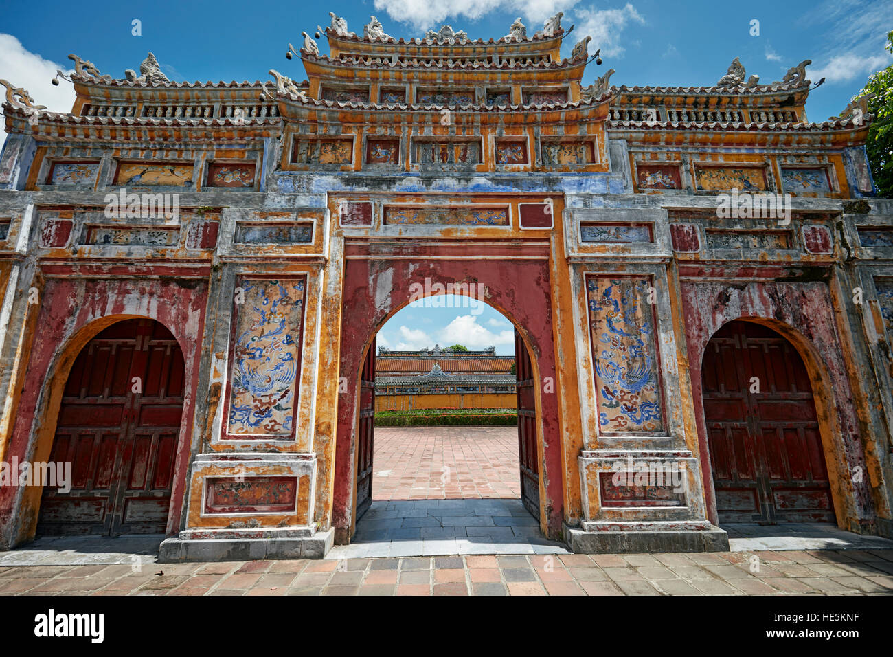 Al gate il Dien Tho Residence. Città Imperiale (Cittadella), tonalità, Vietnam. Foto Stock