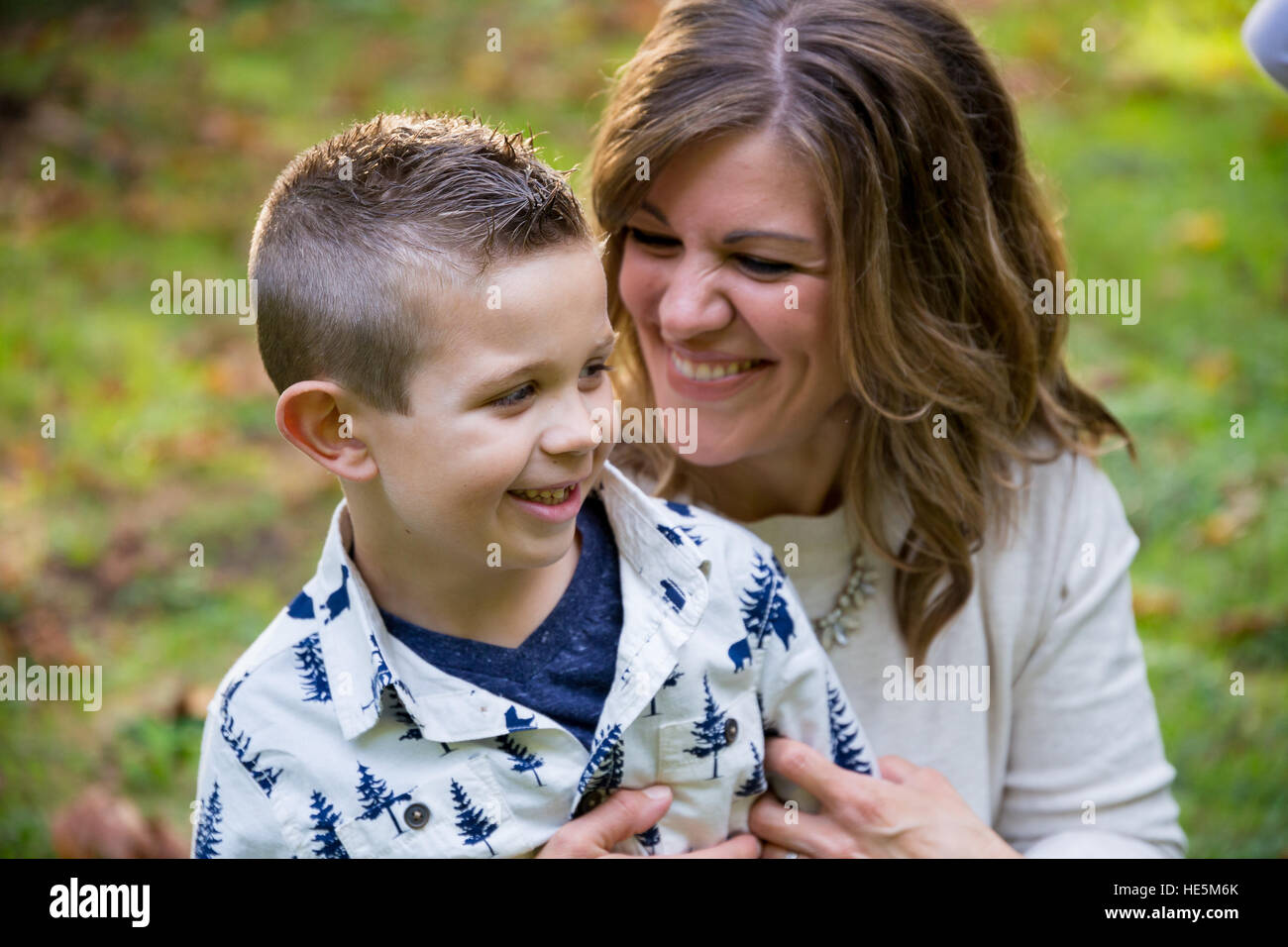 Stile di vita ritratto di una giovane mamma ridendo e giocando con suo figlio in un parco naturale in Oregon. Foto Stock