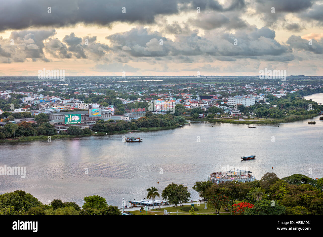 Vista in elevazione del Fiume Perfume. Tinta, Vietnam. Foto Stock