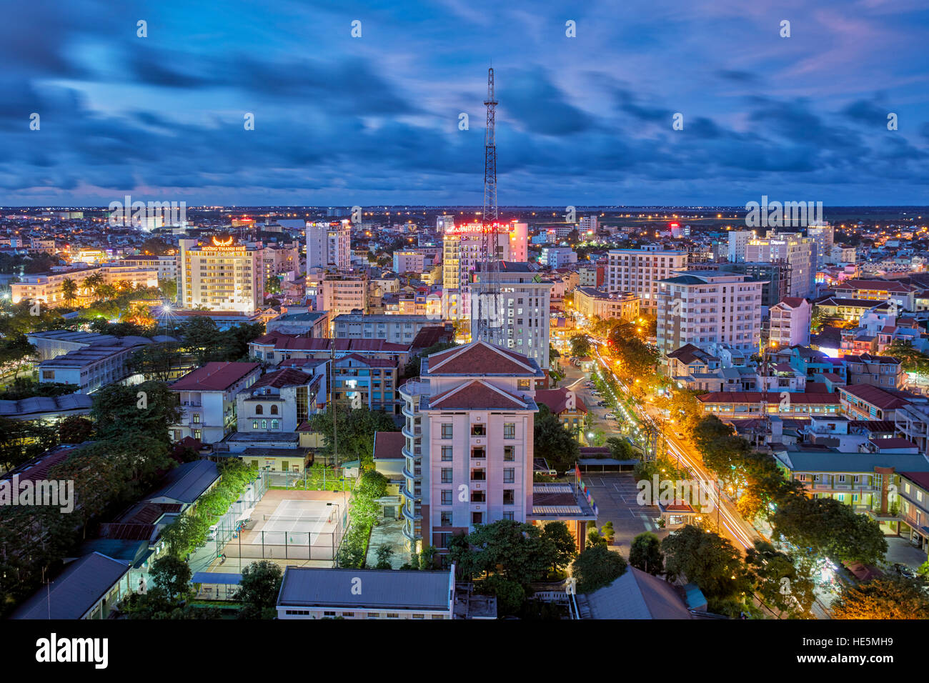 Elevata vista città al crepuscolo. Tinta, Vietnam. Foto Stock
