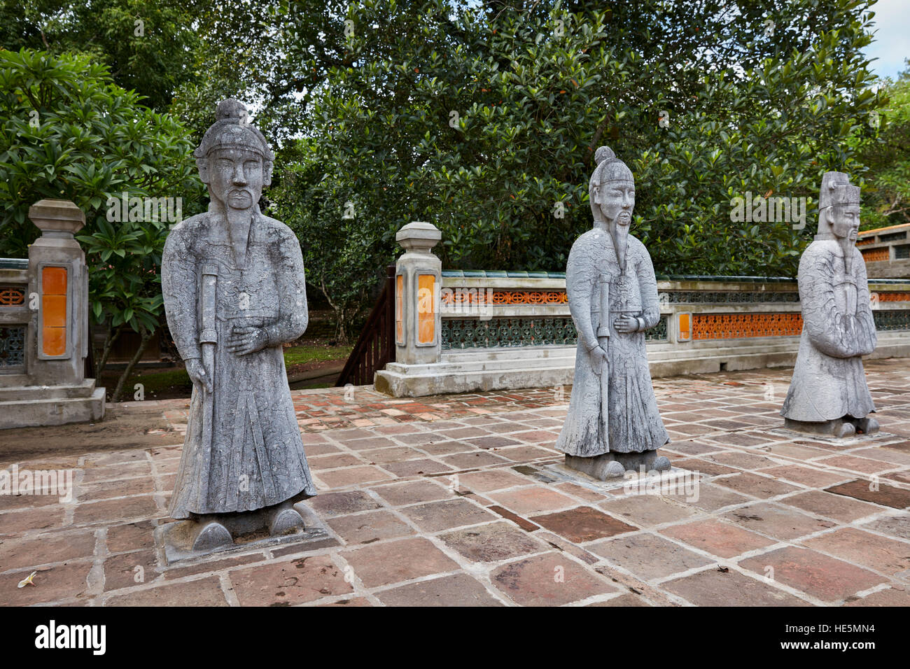 Statue di mandarini presso la tomba di Tu Duc. Tinta, Vietnam. Foto Stock
