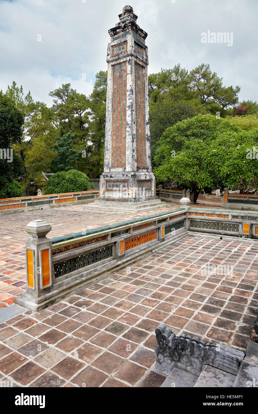 Obelisco presso la stele di pietra Pavilion. Tomba di Tu Duc, tonalità, Vietnam. Foto Stock