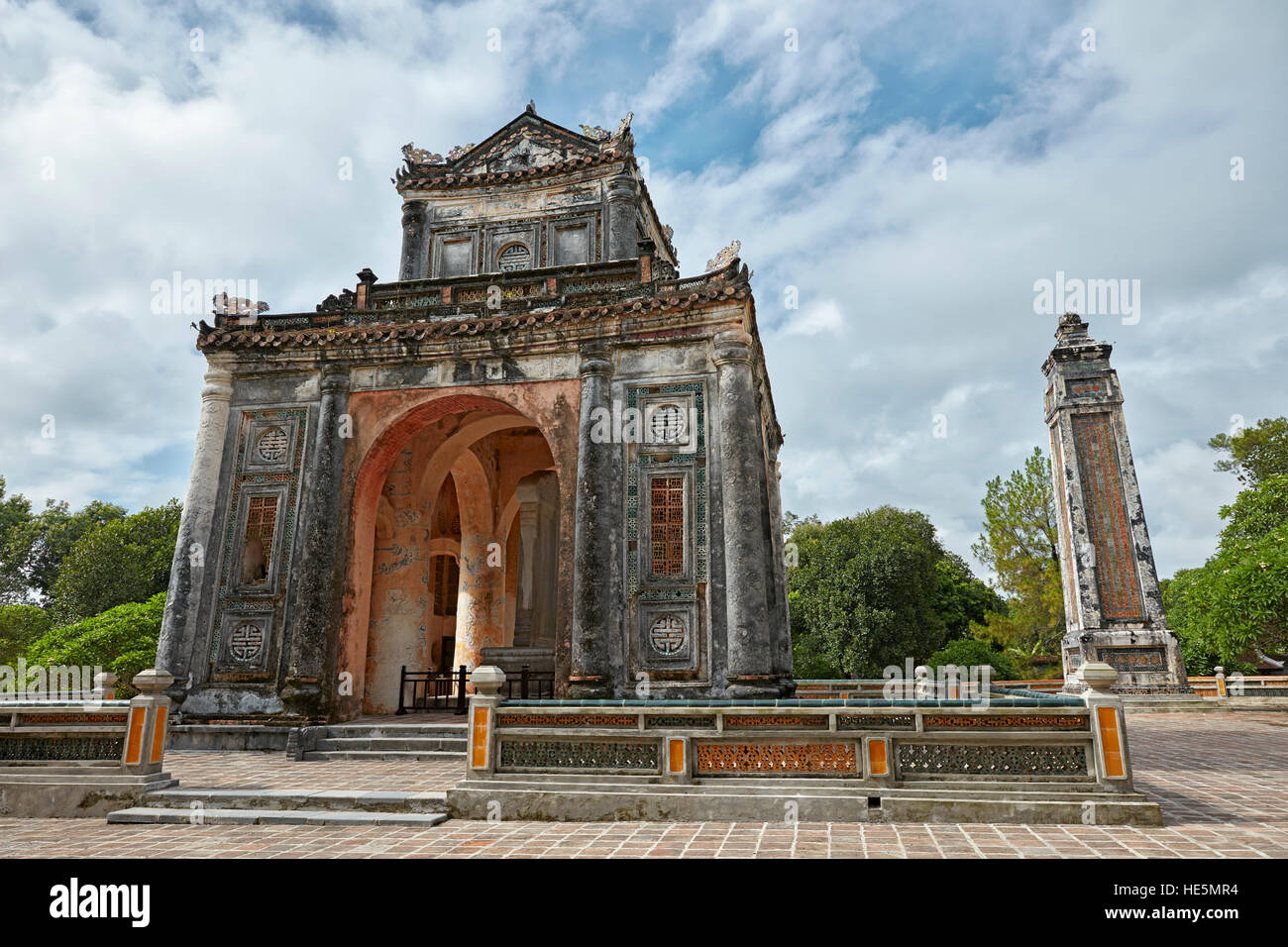 Stele di pietra padiglione presso la tomba di Tu Duc. Tinta, Vietnam. Foto Stock