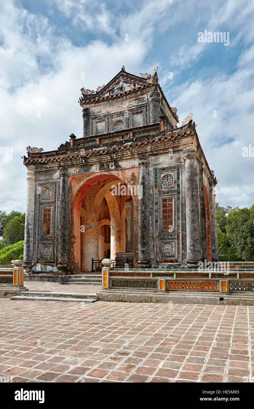 Stele di pietra padiglione presso la tomba di Tu Duc. Tinta, Vietnam. Foto Stock