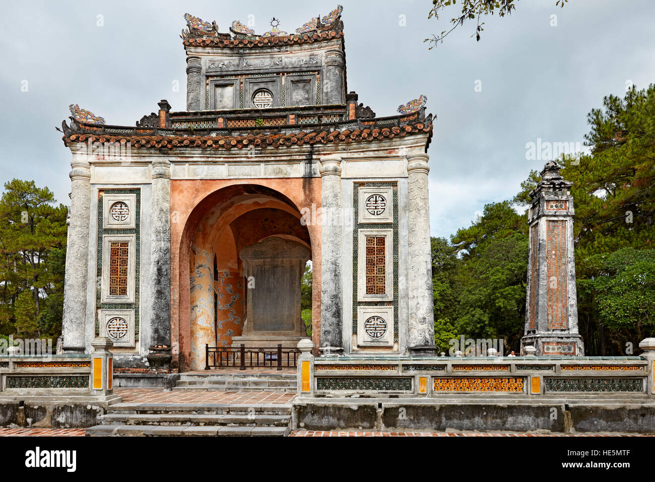 Stele di pietra padiglione presso la tomba di Tu Duc. Tinta, Vietnam. Foto Stock