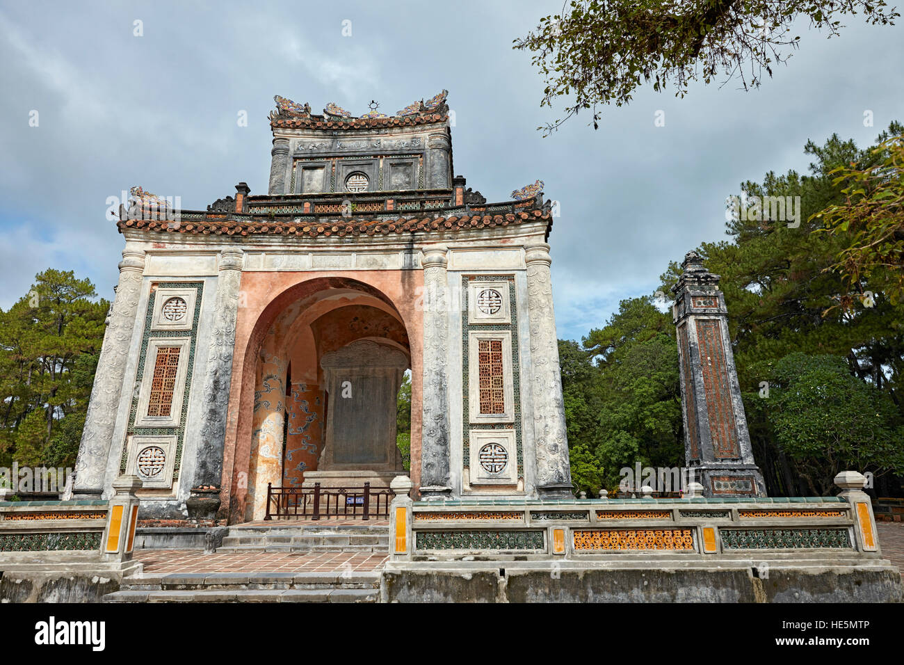 Stele di pietra padiglione presso la tomba di Tu Duc. Tinta, Vietnam. Foto Stock