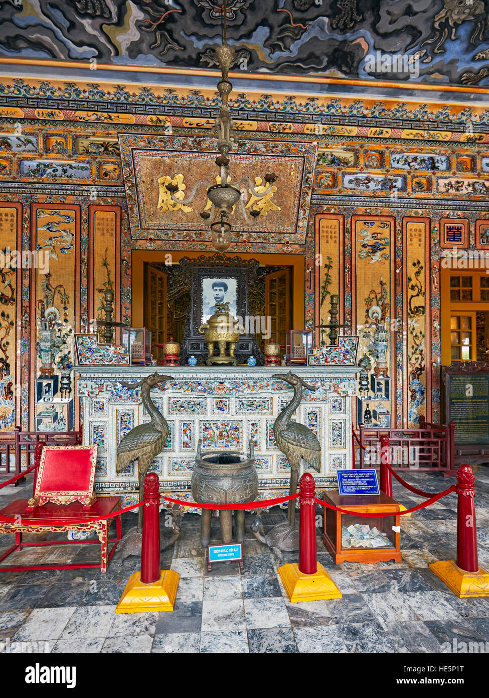Interno del Tien Dinh Palace. Tomba di Khai Dinh (Ung tomba), tonalità, Vietnam. Foto Stock