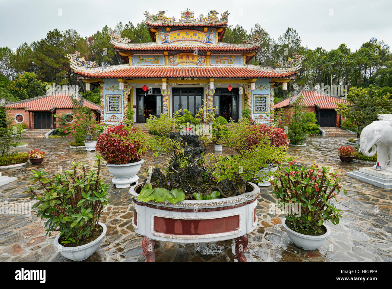 Tempio di Tran Nhan Tong a Huyen Tran centro culturale. Tinta, Vietnam. Foto Stock