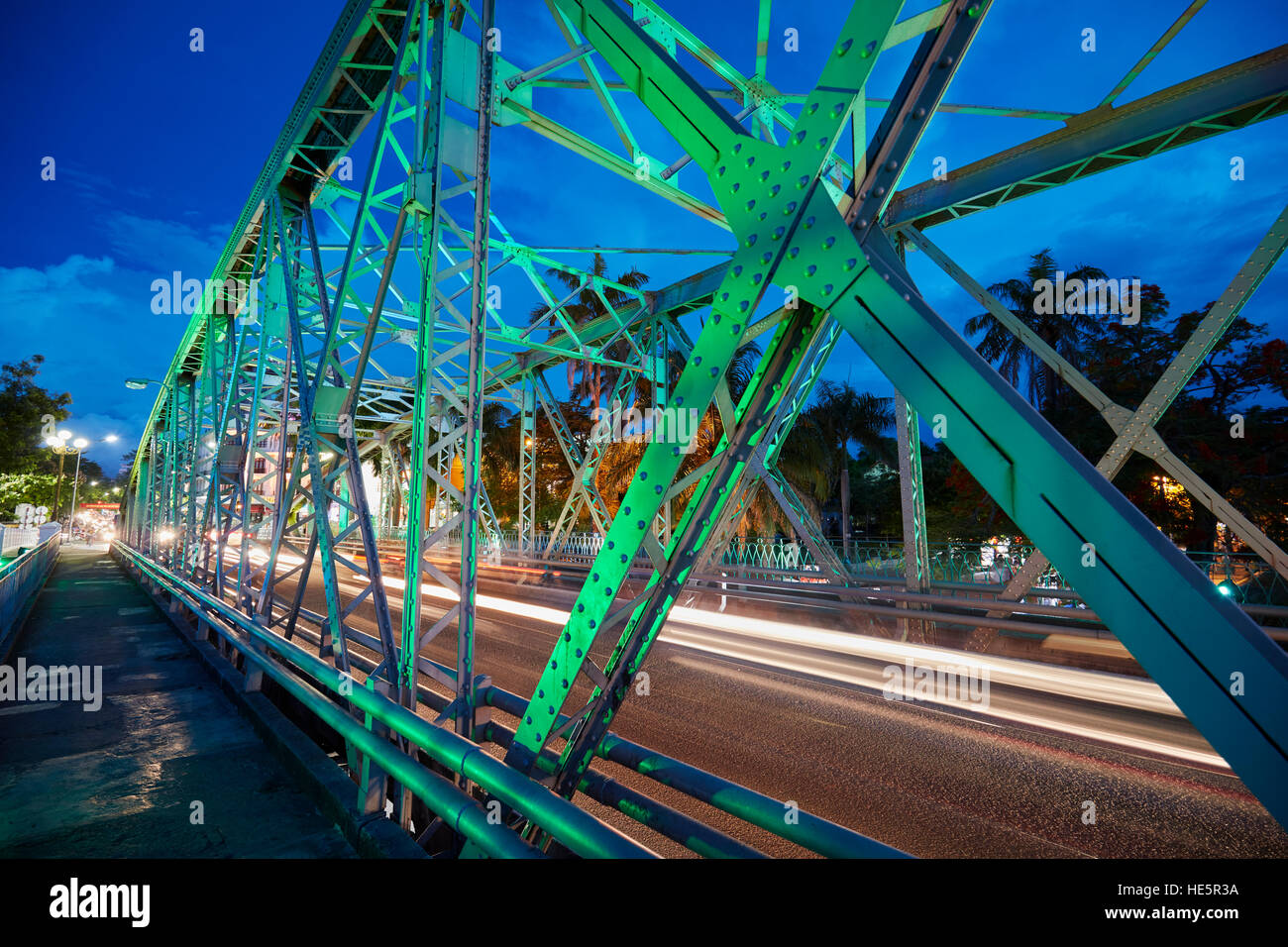 Truong Tien Bridge (progettata da Gustave Eiffel) acceso al tramonto. Tinta, Vietnam. Foto Stock