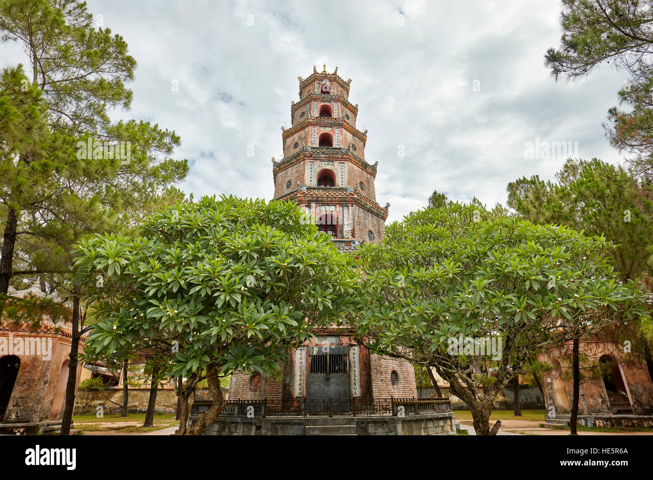 Ottagonale di Phuoc Dien torre presso la Thien Mu Pagoda. Tinta, Vietnam. Foto Stock