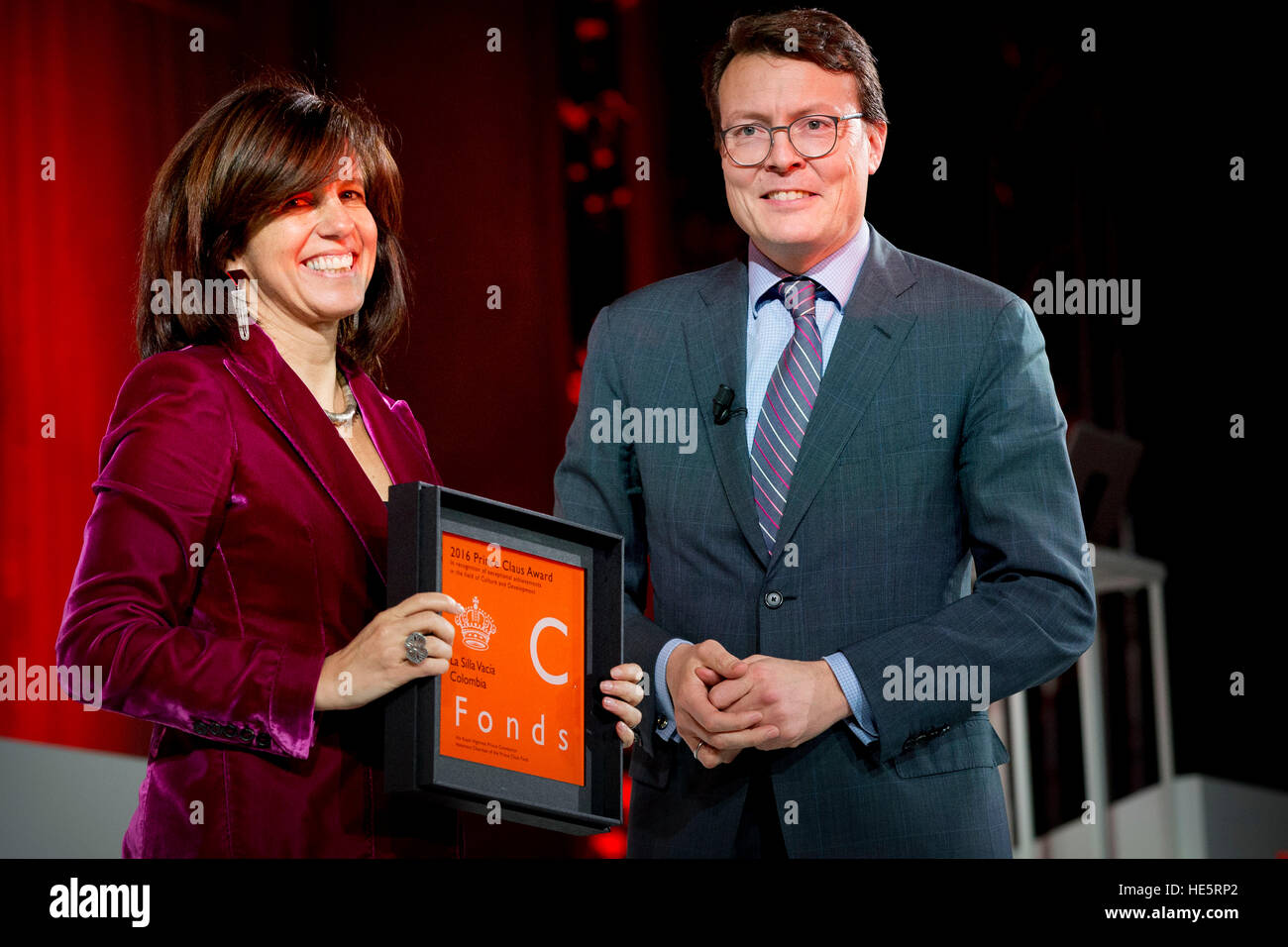 Amsterdam, Paesi Bassi. 15 Dic, 2016. Il principe Constantijn dei Paesi Bassi (R) al vincitore La Silla Vacía partecipare alla cerimonia di premiazione del Principe Claus Prize 2016 nel palazzo reale di Amsterdam, Paesi Bassi, 15 dicembre 2016. I vincitori di quest'anno sono Thai filmmaker e artista Apichatpong Weerasethakul con laureati Bahia Shehab, Kamal Mouzawak, Apichatpong Weerasethakul, La Silla Vacía e Vo Trong Nghia. Foto: Patrick van Katwijk/ point de vue fuori - nessun filo SERVICE - foto: Patrick van Katwijk/Olandese Photo Press/dpa/Alamy Live News Foto Stock