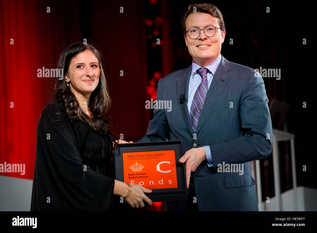 Amsterdam, Paesi Bassi. 15 Dic, 2016. Il principe Constantijn dei Paesi Bassi (R) con vincitore Bahia Shehab partecipare alla cerimonia di premiazione del Principe Claus Prize 2016 nel palazzo reale di Amsterdam, Paesi Bassi, 15 dicembre 2016. I vincitori di quest'anno sono Thai filmmaker e artista Apichatpong Weerasethakul con laureati Bahia Shehab, Kamal Mouzawak, Apichatpong Weerasethakul, La Silla Vacía e Vo Trong Nghia. Foto: Patrick van Katwijk/ point de vue fuori - nessun filo SERVICE - foto: Patrick van Katwijk/Olandese Photo Press/dpa/Alamy Live News Foto Stock