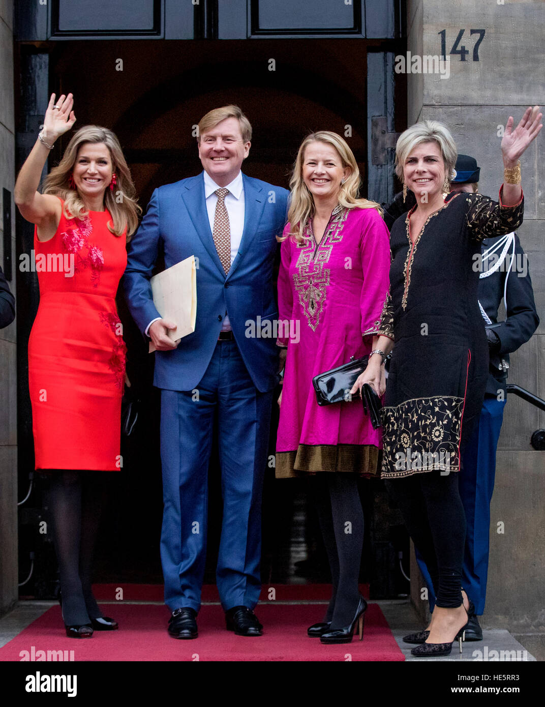 Amsterdam, Paesi Bassi. 15 Dic, 2016. Re Willem-Alexander, Regina Maxima (L), la principessa Mabel e la principessa Laurentien (R) dei Paesi Bassi partecipare alla cerimonia di premiazione del Principe Claus Prize 2016 nel palazzo reale di Amsterdam, Paesi Bassi, 15 dicembre 2016. I vincitori di quest'anno sono Thai filmmaker e artista Apichatpong Weerasethakul con laureati Bahia Shehab, Kamal Mouzawak, Apichatpong Weerasethakul, La Silla Vacía e Vo Trong Nghia. Foto: Patrick van Katwijk/ point de vue fuori - nessun filo SERVICE - foto: Patrick van Katwijk/Olandese Photo Press/dpa/Alamy Live News Foto Stock