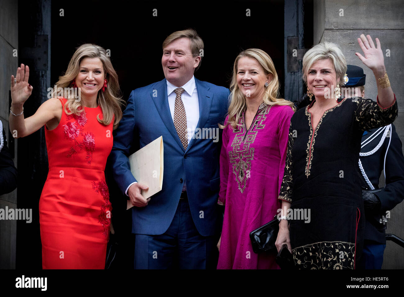 Amsterdam, Paesi Bassi. 15 Dic, 2016. Re Willem-Alexander, Regina Maxima (L), la principessa Mabel e la principessa Laurentien (R) dei Paesi Bassi partecipare alla cerimonia di premiazione del Principe Claus Prize 2016 nel palazzo reale di Amsterdam, Paesi Bassi, 15 dicembre 2016. I vincitori di quest'anno sono Thai filmmaker e artista Apichatpong Weerasethakul con laureati Bahia Shehab, Kamal Mouzawak, Apichatpong Weerasethakul, La Silla Vacía e Vo Trong Nghia. Foto: Patrick van Katwijk/ point de vue fuori - nessun filo SERVICE - foto: Patrick van Katwijk/Olandese Photo Press/dpa/Alamy Live News Foto Stock